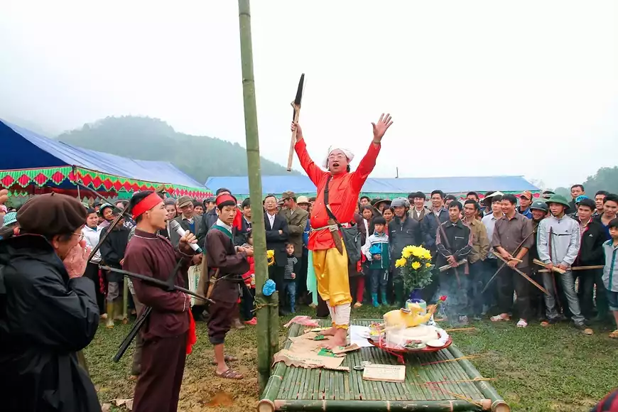 Lễ hội mở cửa rừng của người Mường ở Yên Lập